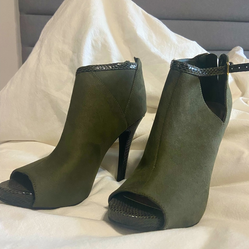 Suede Olive green. Open toe.